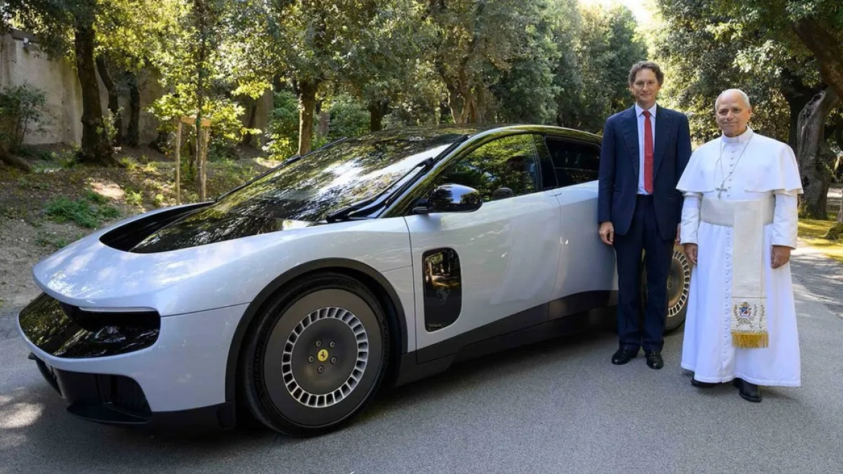 Papa Leão XIV conhece nova Ferrari elétrica de R$ 3,2 milhões