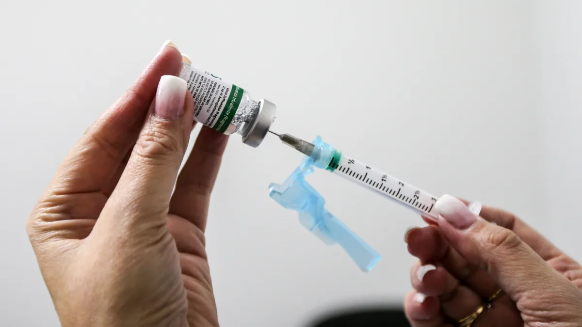 Paraná mantém vacinação contra gripe por tempo indeterminado para grupos prioritários