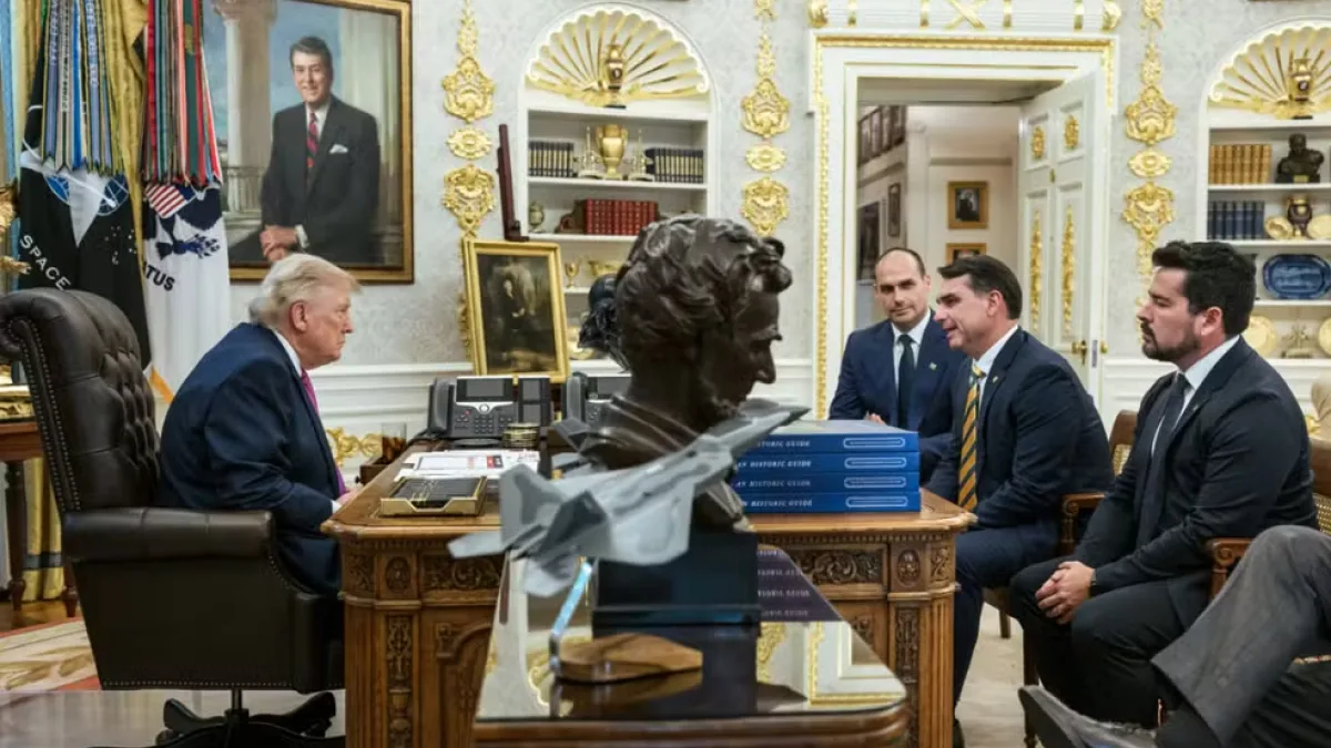 Horas após nova proposta de tarifaço, Trump posta foto com Flávio Bolsonaro