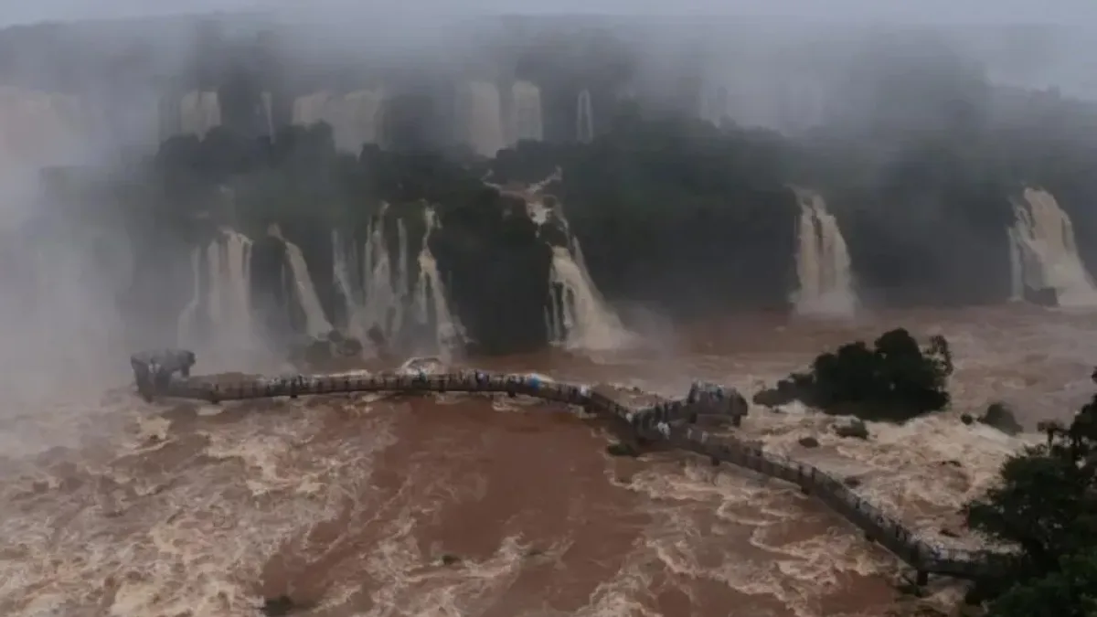 Passarela das Cataratas do Iguaçu é reaberta após alta histórica na vazão