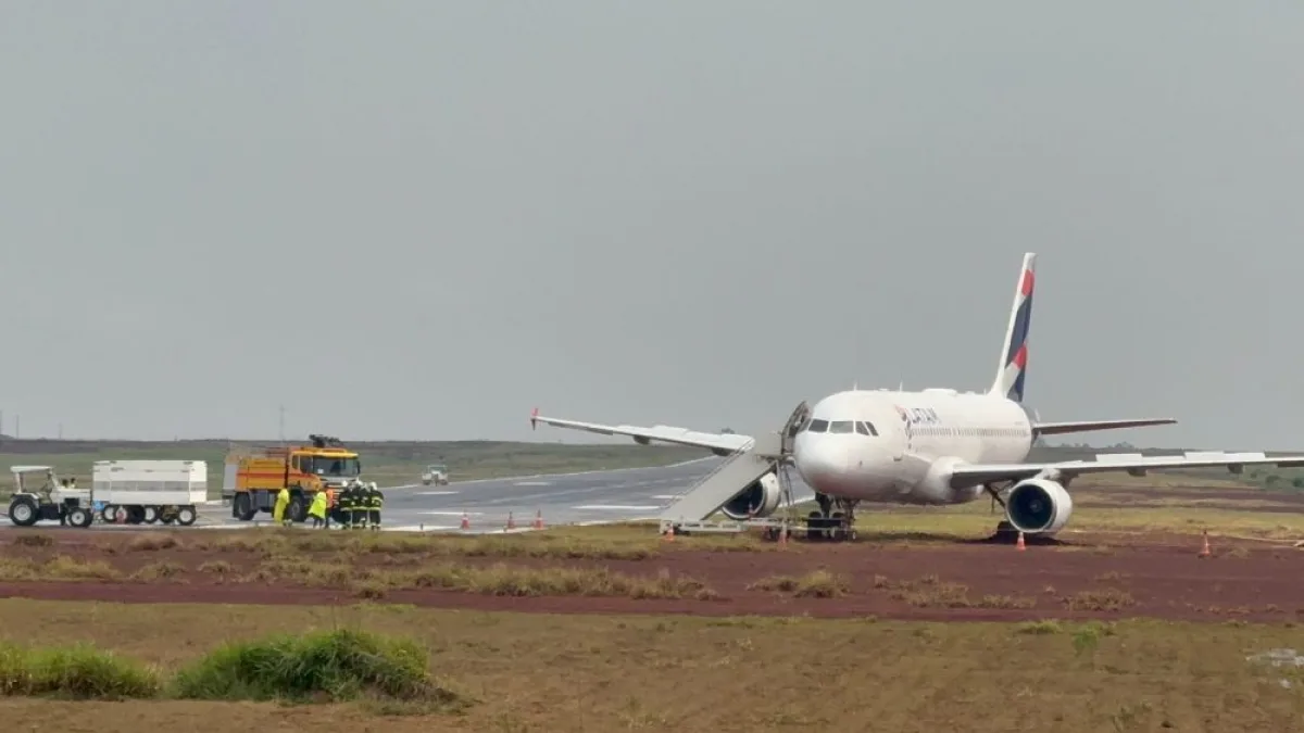 Avião da Latam sai da pista após pouso no Aeroporto de Cascavel