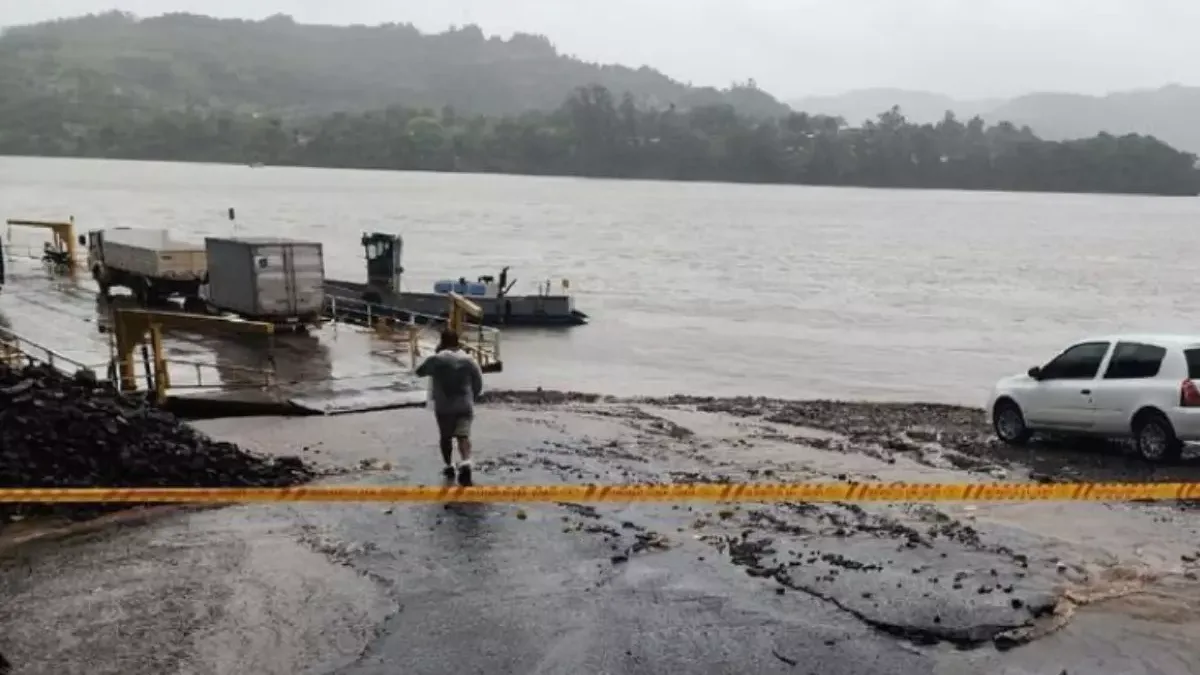 Carro cai no Rio Uruguai durante embarque em balsa