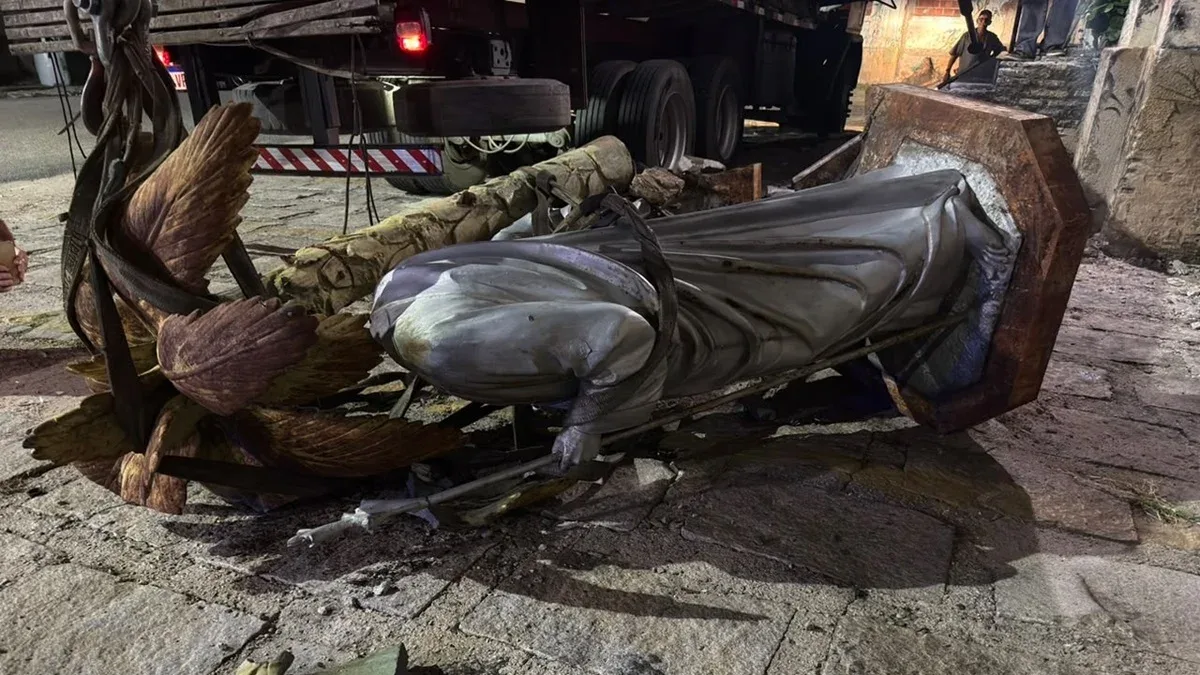 Imagem da Sagrada Família cai durante retirada de fachada em Fortaleza