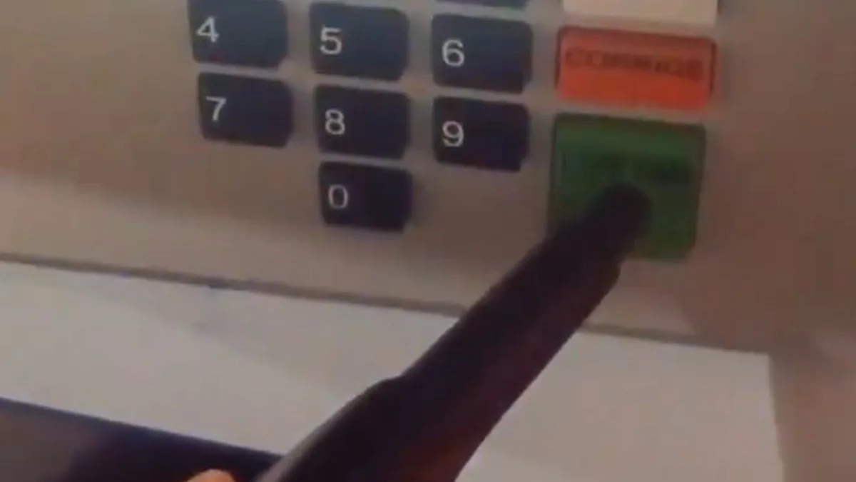 Vídeo de eleitor armado na cabine de votação circula nas redes sociais