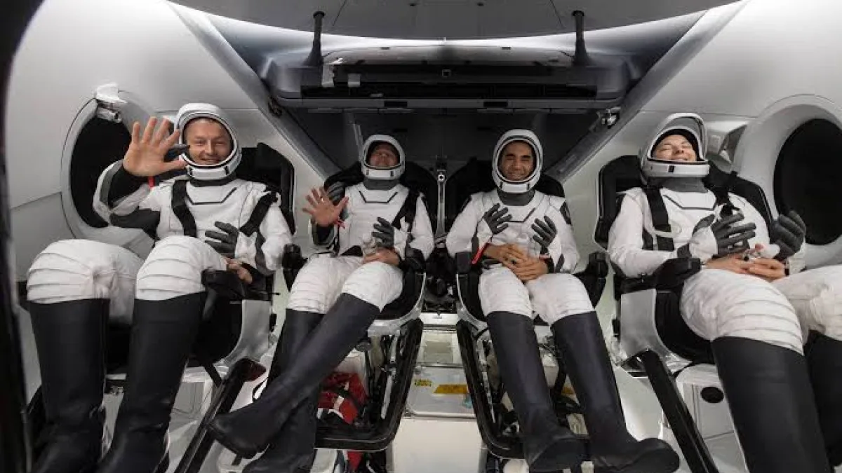 Astronautas voltam à Terra após 237 dias no espaço