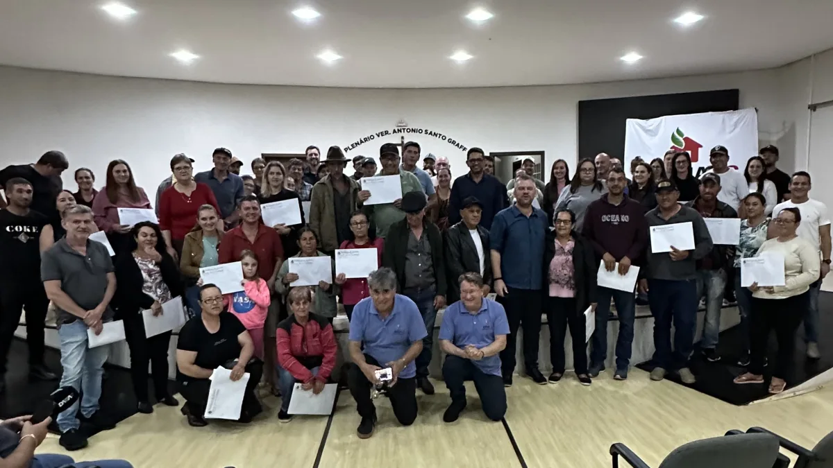 Ampére entrega 81 títulos de propriedade e amplia regularização fundiária no município