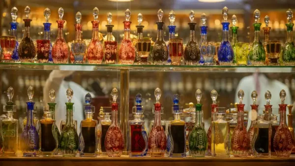 Perfumes árabes viram febre no Brasil e conquistam consumidores com fragrâncias intensas e alta fixação