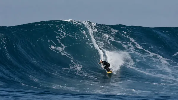 Brasileira quebra recorde de maior onda surfada por uma mulher no país