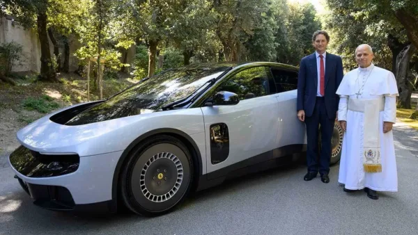 Papa Leão XIV conhece nova Ferrari elétrica de R$ 3,2 milhões