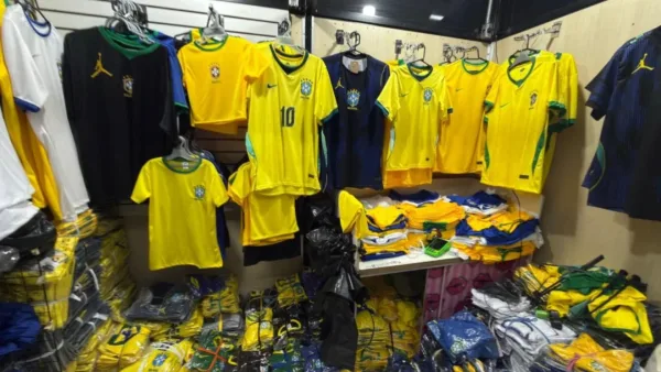 Operação prende suspeitos e apreende milhares de camisas falsas da Seleção Brasileira em SP