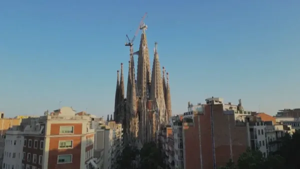 Papa Leão XIV inaugura torre da Sagrada Família e marca etapa histórica da basílica