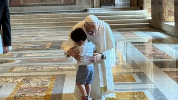 Menino de 6 anos emociona Papa Leão XIV com perguntas sobre pobreza, sofrimento e solidão