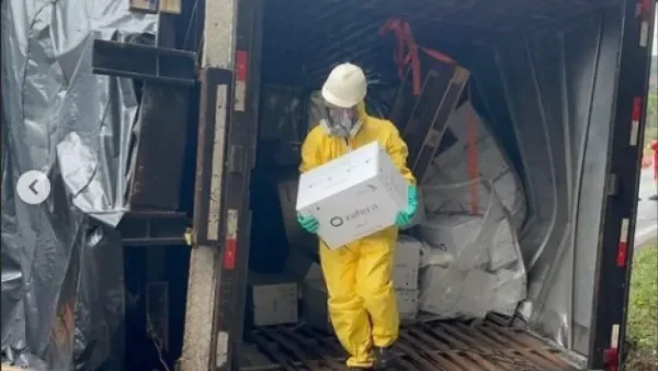Carga de pesticidas tóxicos começa a ser removida após tombamento de caminhão na PR-180