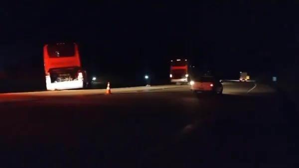 Ônibus com 26 passageiros sai da pista na BR-163 em Capitão Leônidas Marques