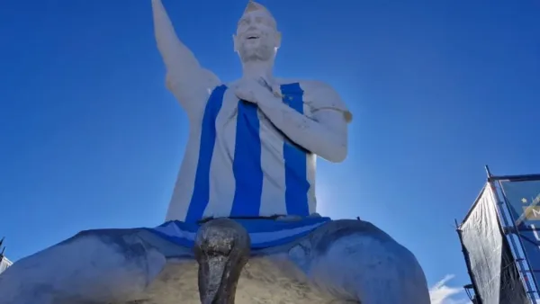 Argentina inaugura estátua gigante de Messi e monumento impressiona o mundo