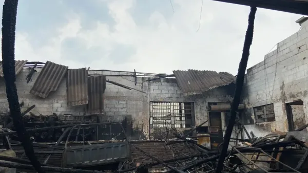 Após incêndio devastador, galpão de autopeças fica destruído e ameaça desabar em SP