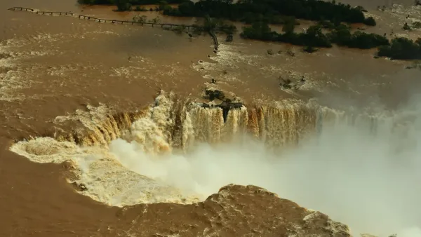 Lado argentino das Cataratas do Iguaçu impressiona com vazão elevada após fortes chuvas