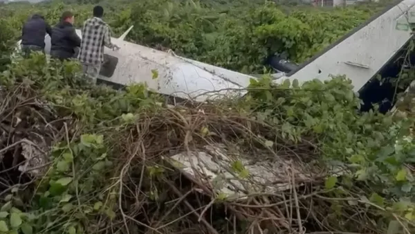 Avião de pequeno porte cai em Navegantes após pane; duas pessoas são resgatadas em estado grave