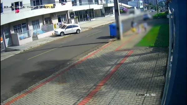 Absurdo: vídeo mostra pai agredindo filha de 3 anos em plena rua em Francisco Beltrão