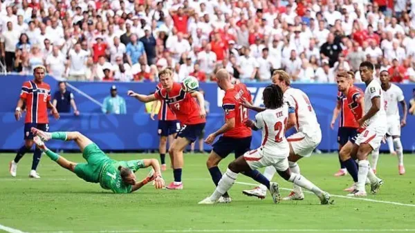 Técnico da Noruega contesta gol da Inglaterra e critica arbitragem na Copa do Mundo