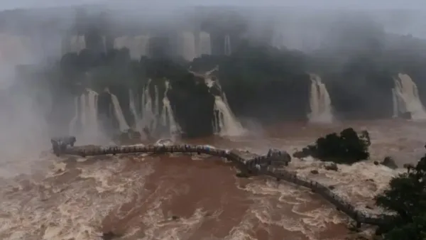 Passarela das Cataratas do Iguaçu é reaberta após alta histórica na vazão
