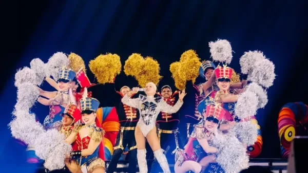 Xuxa emociona fãs ao 'descer do céu' e fazer nave sobrevoar estádio na estreia de nova turnê