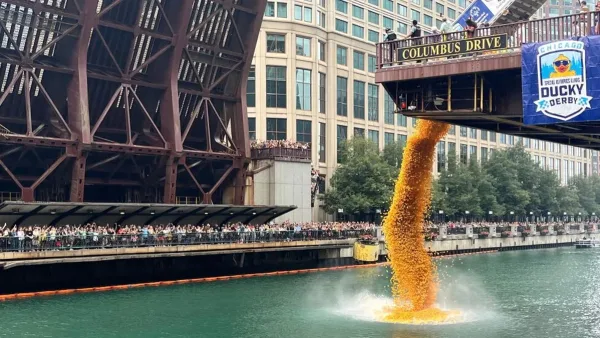 Milhares de patinhos de borracha tomam o Rio Chicago em evento beneficente pela inclusão