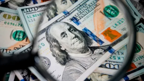 Dólar cai e Bolsa registra 10ª queda seguida. Petróleo volta a US$ 90