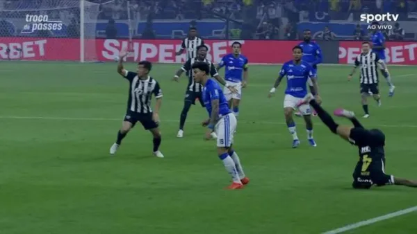 Zagueiro cai de cabeça no gramado e cena preocupa durante Cruzeiro x Atlético-MG