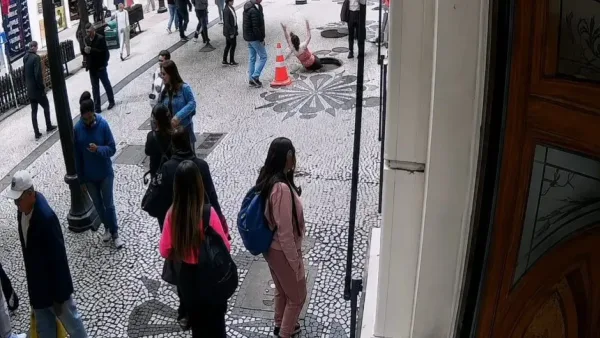 Mulher cai em bueiro aberto no Centro de Curitiba e precisa ser socorrida