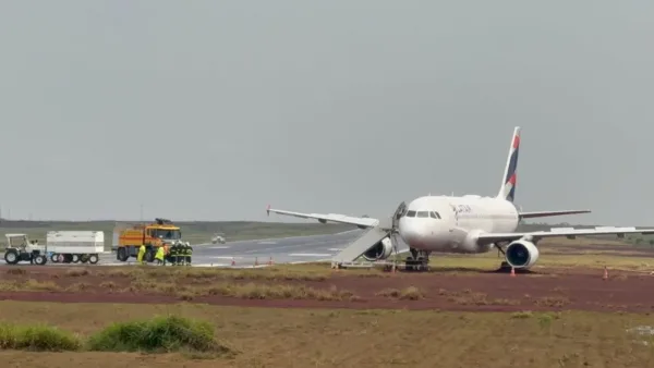 Avião da Latam sai da pista após pouso no Aeroporto de Cascavel