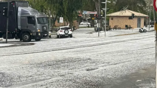Granizo acumula e deixa ruas brancas após forte temporal em Mafra, Santa Catarina