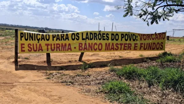 Famílias são retiradas de ocupação em terreno ligado ao Banco Master em Uberlândia, MG
