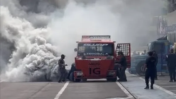 Caminhão pega fogo durante treino da Fórmula Truck em Cascavel