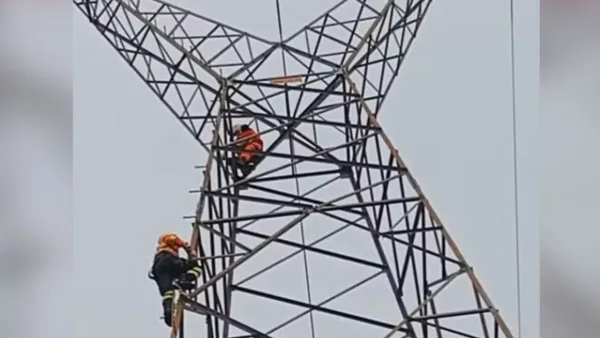 Criança de 5 anos é resgatada após subir em torre de energia