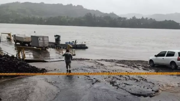 Carro cai no Rio Uruguai durante embarque em balsa