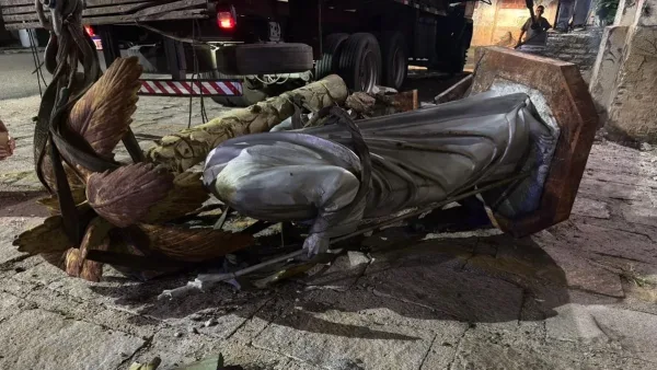 Imagem da Sagrada Família cai durante retirada de fachada em Fortaleza