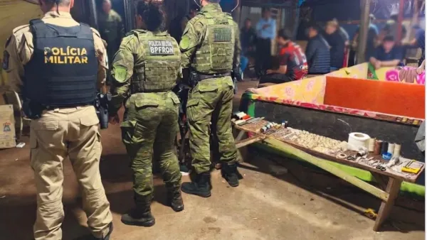 Operação policial flagra rinha de galos e animais feridos em área rural de Ampére