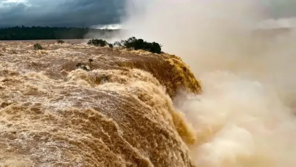 Cataratas do Iguaçu registram cheia excepcional em setembro