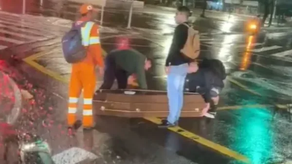 Caixão cai de carro funerário e é recolhido por funcionários em São Paulo