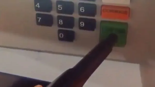 Vídeo de eleitor armado na cabine de votação circula nas redes sociais
