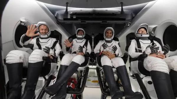 Astronautas voltam à Terra após 237 dias no espaço