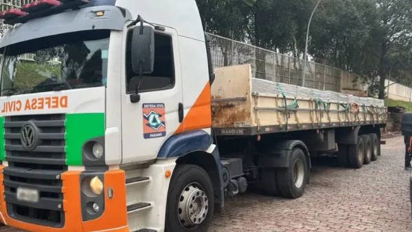 Laranjeiras do Sul recebe 5,2 mil telhas após vendaval danificar quase mil casas