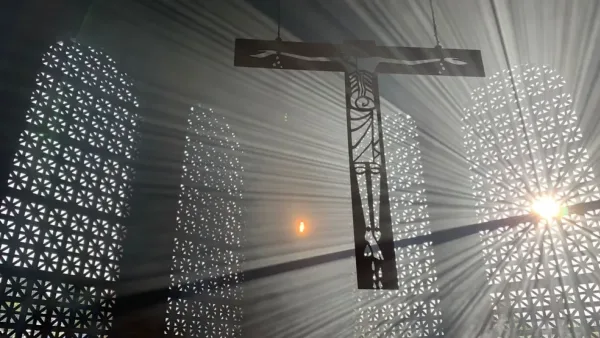 Raios de sol iluminam Capela das Velas em meio a milhares de fiéis em Aparecida